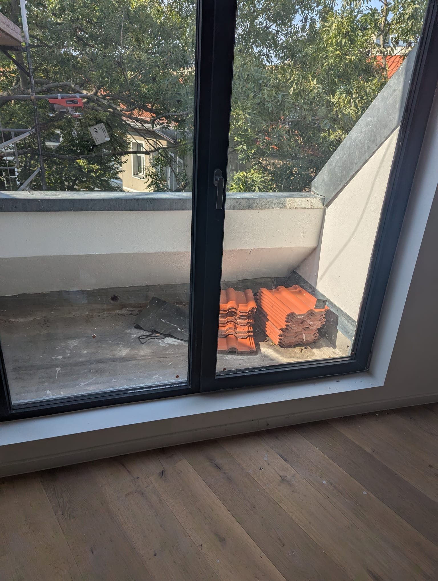 Fertiger Innenraum mit Fensterfront und Blick auf den Balkon nach Sanierungsarbeiten