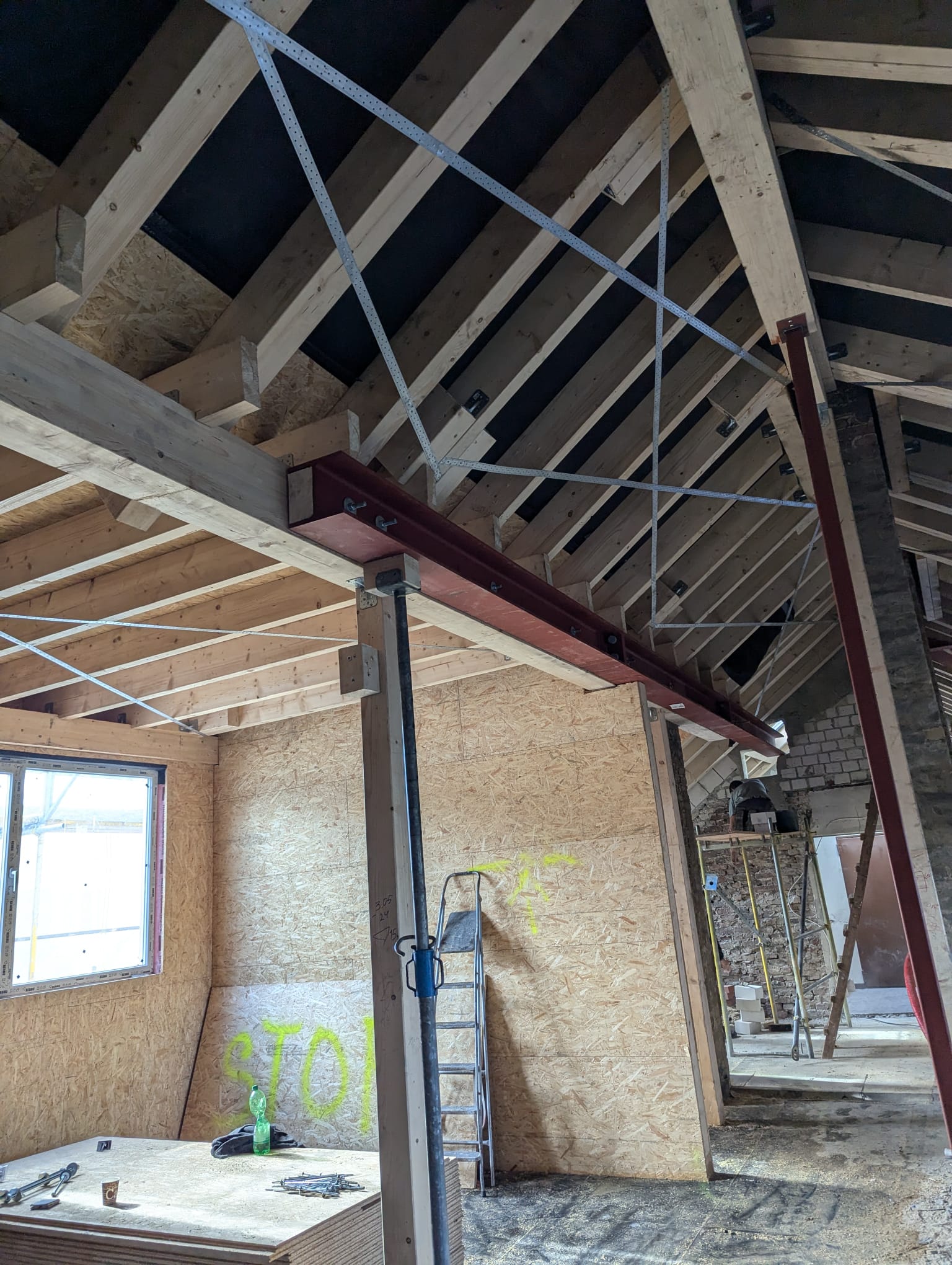 Dachgeschoss mit Metallprofilen und Holzwerkstoffplatten für den Innenausbau