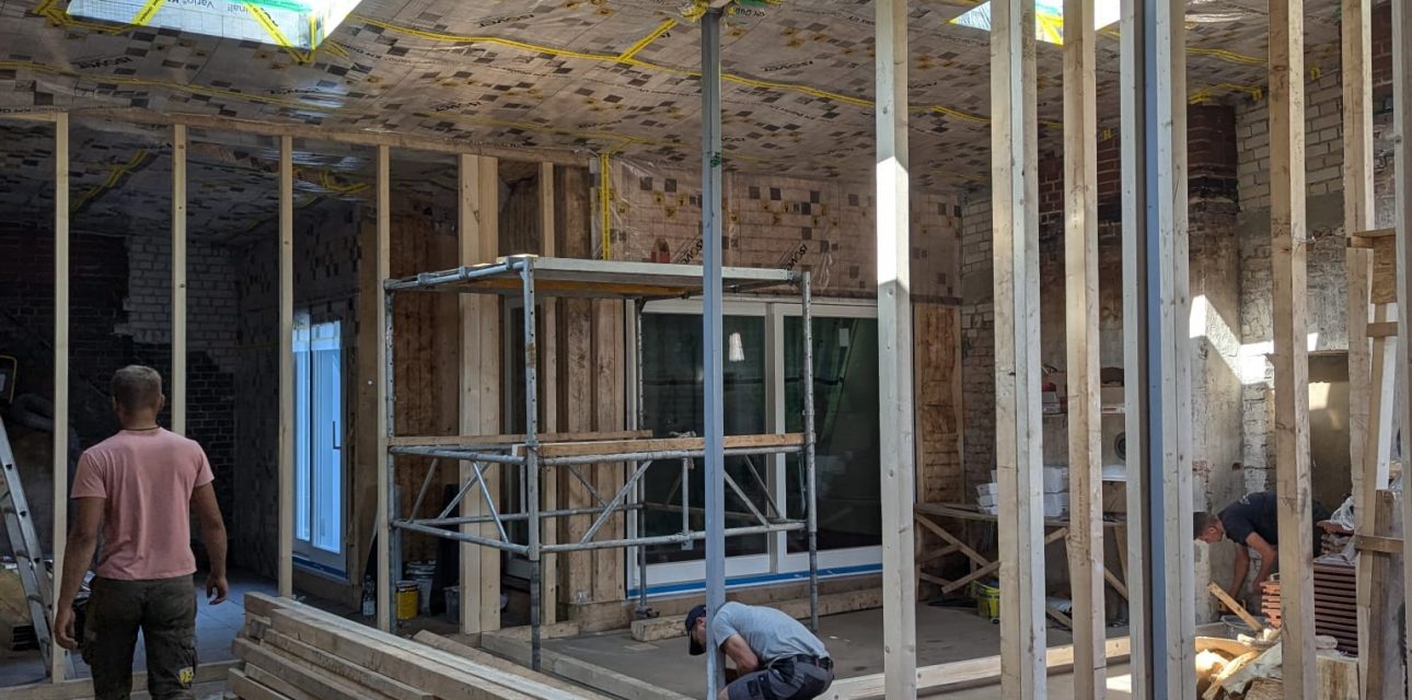 Innenraum im Dachgeschoss mit Metallständerwerk für den Trockenbau