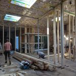 Innenraum im Dachgeschoss mit Metallständerwerk für den Trockenbau