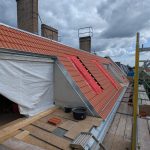 Steildach mit Gerüst und vorbereiteter Unterkonstruktion während einer Dachsanierung